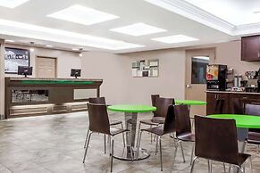 Super 8 by Wyndham Saskatoon Near Saskatoon Airport