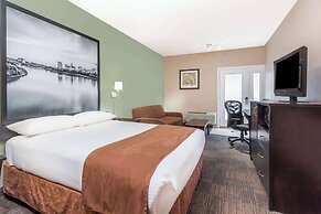 Super 8 by Wyndham Saskatoon Near Saskatoon Airport