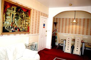 The Ilfracombe House Hotel - near Cliffs Pavilion