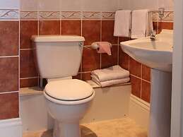 Denewood Hotel - Guest Accomodation