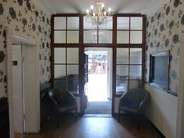 Rothwell House Hotel .