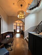 Rothwell House Hotel .