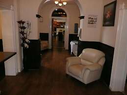 Rothwell House Hotel .