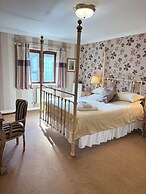 Albright Hussey Manor