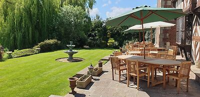 Albright Hussey Manor