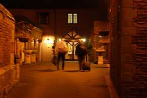 Albright Hussey Manor