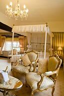 Albright Hussey Manor