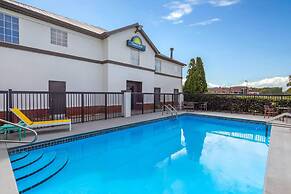 Days Inn by Wyndham Lincoln