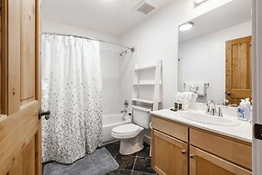 Crestview Condominiums by All Seasons Resort Lodging