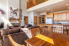 Crestview Condominiums by All Seasons Resort Lodging