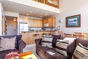 Crestview Condominiums by All Seasons Resort Lodging