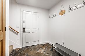 Crestview Condominiums by All Seasons Resort Lodging