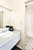 Red Carpet Inn - Louisville