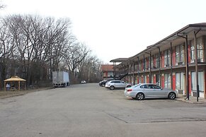 Red Carpet Inn - Louisville