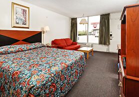 Red Carpet Inn - Louisville