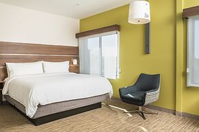 Holiday Inn Express & Suites Lake Forest by IHG