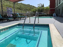 Holiday Inn Express & Suites Lake Forest by IHG