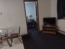 Hotel Iron Mountain Inn & Suites