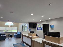 Days Inn & Suites by Wyndham Brandon Amphitheater