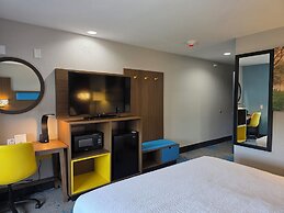 Days Inn & Suites by Wyndham Brandon Amphitheater