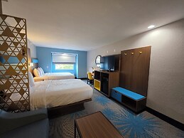 Days Inn & Suites by Wyndham Brandon Amphitheater