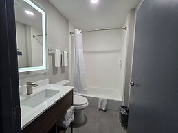 Days Inn & Suites by Wyndham Brandon Amphitheater