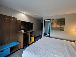Days Inn & Suites by Wyndham Brandon Amphitheater