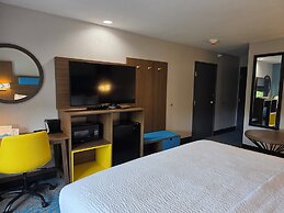 Days Inn & Suites by Wyndham Brandon Amphitheater