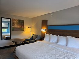 Days Inn & Suites by Wyndham Brandon Amphitheater