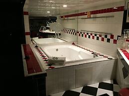 Wildwood Inn Tropical Dome & Theme Suites