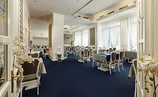 Oktyabrskaya Hotel