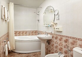 Oktyabrskaya Hotel