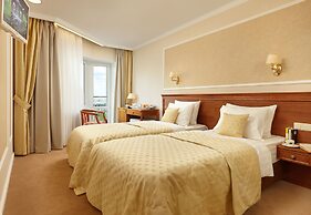 Oktyabrskaya Hotel