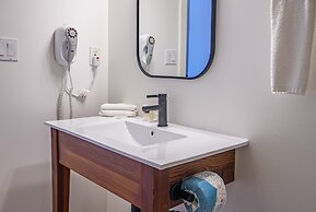 Waters Edge Shoreside Suites