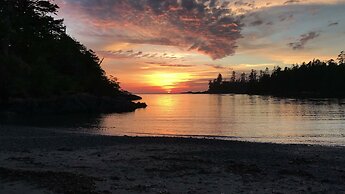 Waters Edge Shoreside Suites