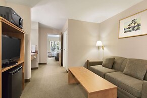 Days Inn & Suites by Wyndham Thunder Bay