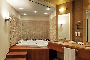 Le Meridien Al Aqah Beach Resort