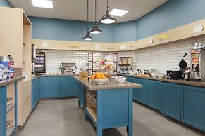 Country Inn & Suites by Radisson, Bakersfield, CA