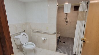 Ramada by Wyndham Saginaw Hotel & Suites