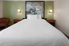 Super 8 by Wyndham Winona MN