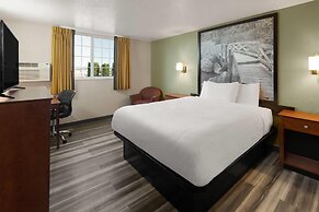 Super 8 by Wyndham Winona MN