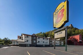 Super 8 by Wyndham Winona MN