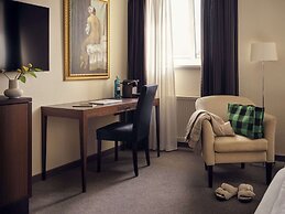 Metropolitan Hotel by Flemings