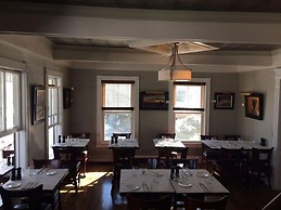 Crowne Pointe Historic Inn & Spa - Adults Only