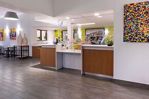 Super 8 by Wyndham Winnipeg West