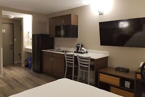 Super 8 by Wyndham Winnipeg West