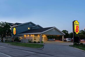 Super 8 by Wyndham Winnipeg West