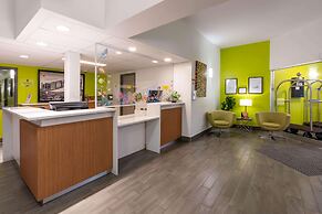 Super 8 by Wyndham Winnipeg West