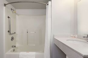 Super 8 by Wyndham Winnipeg West