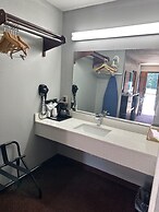 Clairmont Inn & Suites Warren